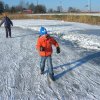 nog nooit geschaatst en hij doet zo zijn best_